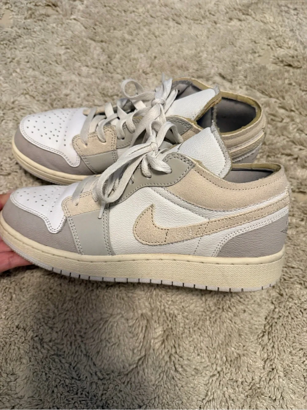 Nike Kids Low-Top Sneakers in White, Beige, Gray
